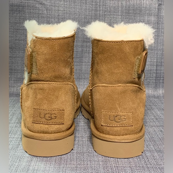 UGG Women's Mini Bailey Logo Strap Suede Boot Chesnut - Picture 5 of 8